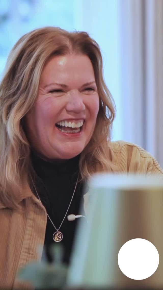 HATTENhat. im Gespräch mit Monika Tegtmeier.
Die erste Berufsfeuerwehrfrau Deutschlands. 👩🚒
In diesem Gespräch mit HATTENhat. erzählt sie von den Herausforderungen und Erfolgen ihres Weges, von familiärem Rückhalt, von besonderen Einsätzen.
„Der Mut ist wie ein Muskel. Man stärkt ihn durch Gebrauch.“ Ruth Gordon
👇Interview hier:
https://www.hattenhat.de/.../november-ausgabe-hattenhat...
📍HATTENhat. im Gespräch: Jeden letzten Sonntag im Monat.
🎥 @osomedia.de + HATTENhat.
#HATTENhatimGespräch #hattenshelden #monikategtmeier #feuerwehrfrau #frauenimberuf #pionierin #vorbildfrauen #waldfitnesskommodig #mutundherz