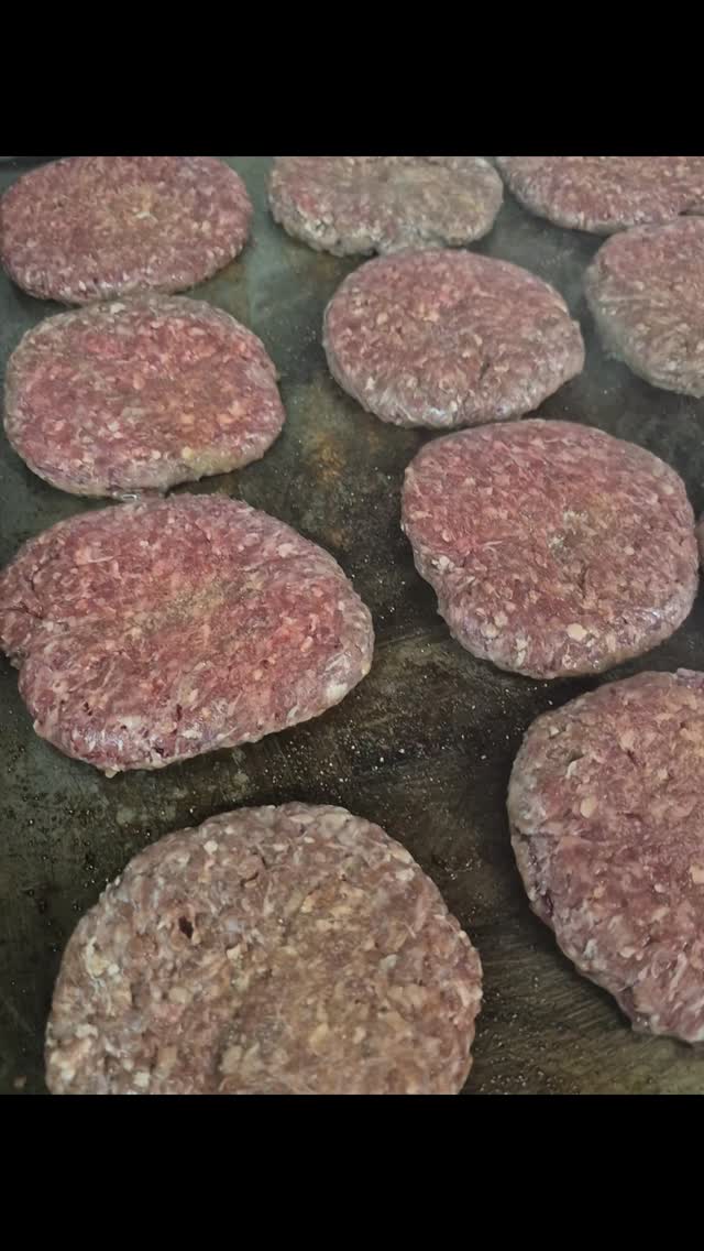 A chapa já está quente aguardando seu pedido! Aquele bacon crocante ja ta ficando pronto no capricho.
Faça ja seu pedido pelo link da bio