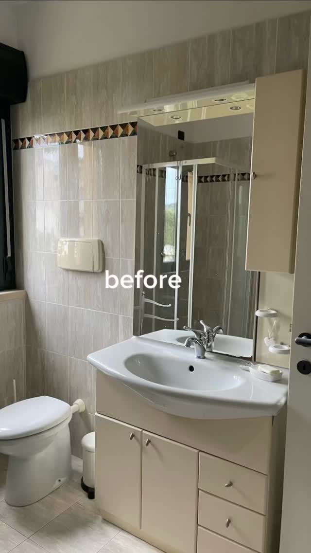 Prima e dopo.
Volevano un bagno bello e funzionale, ci sono dei dettagli che hanno dato un plus a questo progetto:
- lavabo su misura con una sola vasca e doppia rubinetteria
- rivestimento in tono con la finestra verde esistente per integrarla nello spazio
- grande doccia walk-in
- ridistribuzione funzionale degli impianti per un uso quotidiano più semplice
Che ne pensi della trasformazione?
.
.
.
#bagno #bathroomıdeas #interiordesign #homestyle #ristrutturarecasa