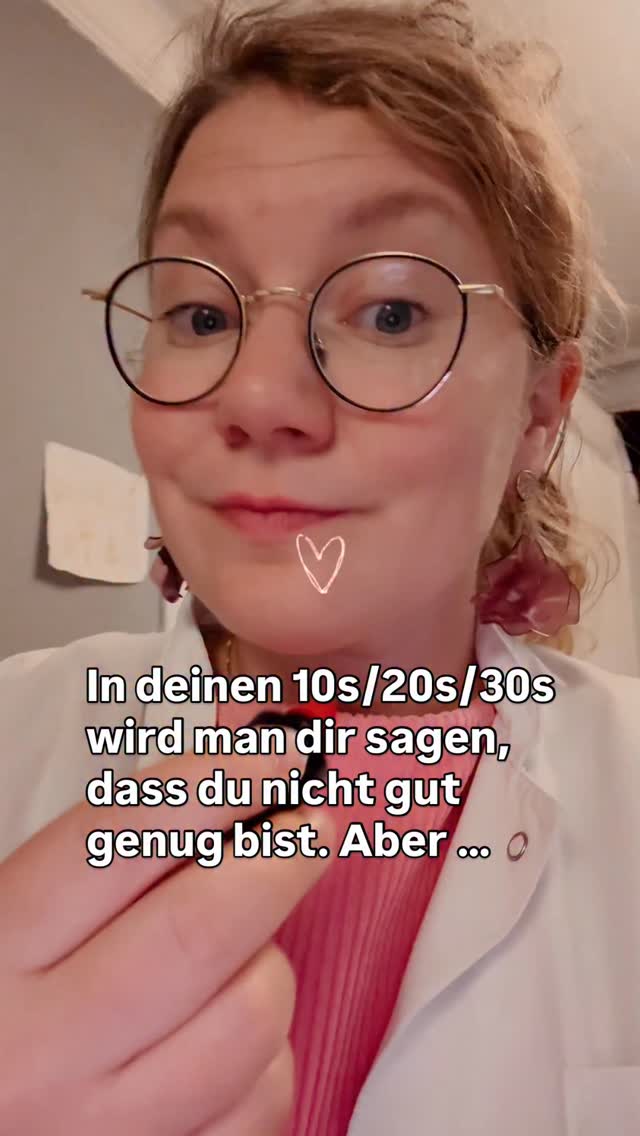 👩🏫 In der Grundschule meinte meine Klassenlehrerin, dass das Gymnasium zu schwer für mich wäre. Vermutlich, weil meine Eltern nicht studiert haben.
Im Gymnasium lästerten Mitschüler:innen, die 1 in Mathe hätte ich meiner Oberweite zu verdanken und schauten argwöhnisch auf meinen guten NC, der mir den Einstieg ins Medizinstudium ermöglichte - ich dafür aber sicher nicht geeignet wäre.
🩺 Im Medizinstudium meinte der narzistische, misogyne Herzthoraxchirug vor meiner mündlichen Prüfung, dass er nichts von unser Gruppe erwarte, da wir in seinen Augen “nur Gynäkophagen” (Mischung aus Gynäkolog:innen & Virushüllen) seien.
Während meiner Fachärzt:innen-Weiterbildung wurde ich nicht nur einmal für meine Haltung & Visionen belächelt: PMS ernst nehmen, Prävention als Herzensthema, Zusammenarbeit auf Augenhöhe mit Patient:innen & Kolleg:innen. Träumerin 💭
Natürlich ist all das nicht spurlos an mir vorbei gegangen, hat mich ins Stolpern und zum Zweifeln gebracht.
Aber der Punkt ist, ich hab’s immer wieder geschafft auf meine innere Stimme zu hören, meinen Wertekompass ins Lot zu bringen, die richtigen Menschen in meine Bubble einzuladen (und die Pöbler auszuladen) und - ganz wichtig - AN MICH ZU GLAUBEN.
♥️ Heute weiß ich, dass ich immer gut genug war und gründe meine eigene Praxis mit meiner lieben Freundin & Herzenskollegin Rebekka @gynzwei.
Würde ich meine jüngeren Ich’s treffen können, würde ich ihnen sagen: Lass die andern reden. Ihre Worte gelten mehr ihnen selbst als dir. Glaub an dich und geh deinen Weg. Es wird gut.
Liegt diese Weisheit daran, dass ich demnächst in den 40s angekommen bin? 😉
#lebensweisheit #gynäkologie arztin