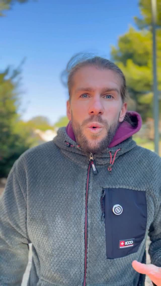 Tus cuádriceps no se quejan por la subida… se quejan por la bajada. 🔥
Cuando bajas montaña, tus cuádriceps no empujan, frenan.
Eso se llama contracción excéntrica:
👉 el músculo se alarga mientras hace fuerza para controlar tu cuerpo en cada paso.
El problema es que…
si no está preparado para eso, se rompe (hola agujetas, molestias y rigidez al día siguiente 👋).
La buena noticia👇
Si entrenas esa contracción excéntrica antes, en dosis pequeñas y progresivas…
💥 tu músculo desarrolla un efecto protector
→ Bajas más rápido
→ Con más control
→ Con muchas menos molestias
El entrenamiento excéntrico no es un extra, es lo que marca la diferencia en la bajada. 🏔️
👣 Sígueme para más contenido que te ayudará a bajar mejor
👇 Y etiqueta a ese amigo/a que sufre en cada bajada
#televiajar
#montaña #senderismo