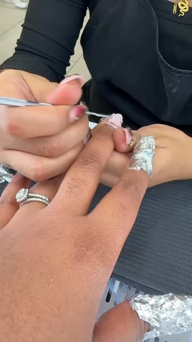 TENDERNISM- when the gel falls off nail bed during a healthy soak off 🤤
#brownsugarnailspa #phillynails #tenderism #healthynails #phillynailtech