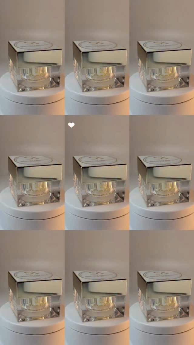 🚨 SPOIL CALENDRIER
Présentation des 4 gels de construction de la gamme 𝙎𝙈𝙊𝙊𝙏𝙃 𝘿𝙞𝙖𝙢𝙤𝙣𝙙 de notre Calendrier de l'Avent 25' Édition ✨
Des gels auto égalisants, ayant les mêmes propriétés que la gamme classique 𝙎𝙈𝙊𝙊𝙏𝙃 𝙇𝙞𝙣𝙚, avec de fines paillettes réfléchissantes, semblables à de micros diamants 😍
Pour le moment, cette gamme est une exclusivité du Calendrier, mais il est fort probable que nous décidions de la commercialiser, aux vues de vos demandes pour pouvoir les commander 🙌
🎥 Crédits vidéo : @emmy_beautynails