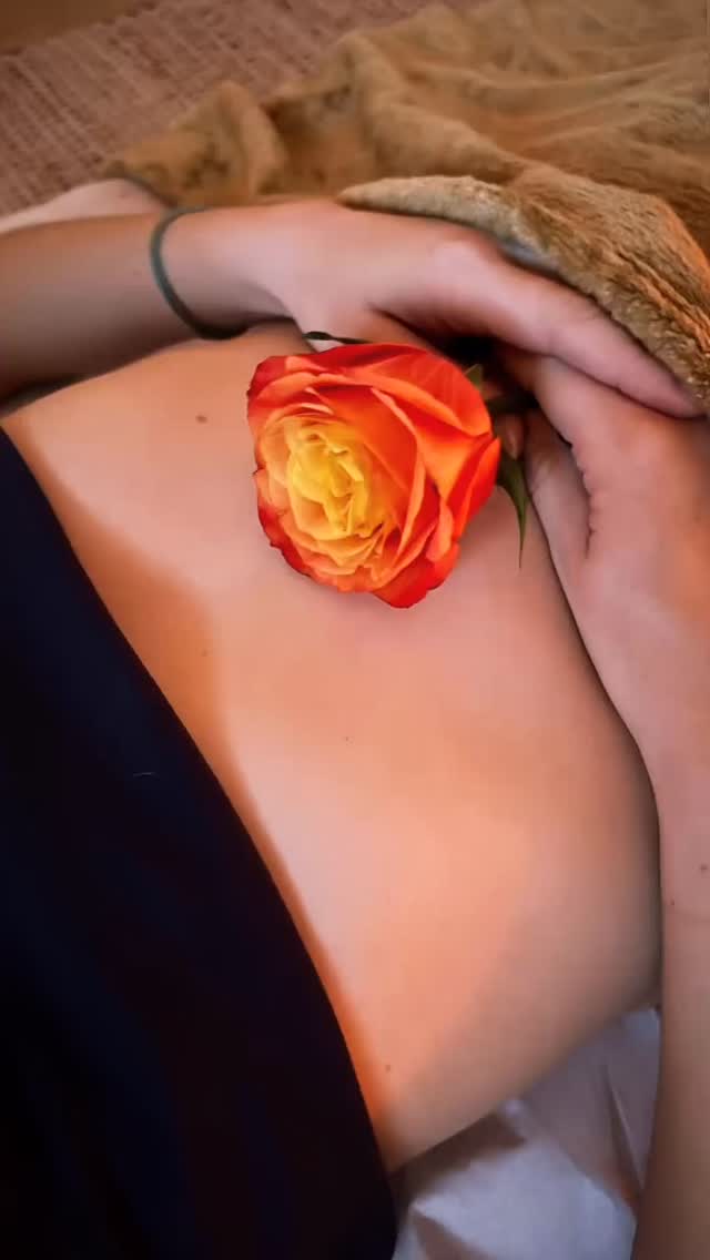 Le syndrome des ovaires polykystiques peut représenter :
🌺 Un conflit d’identité autour de la féminité
• Un tiraillement entre l’identité féminine et des attentes sociales.
• Une difficulté à s’approprier son corps de femme.
• Une pression lié à l’image du féminin.
• Un vécu où la féminité a pu être dévalorisée, rejetée, jugée, niée ou menacée.
🌺 Vivre en tension entre action et réceptivité
Le SOPK s’accompagne souvent d’un excès d’androgènes.
Symboliquement, cela peut être lu comme :
• Une sur-activation de l’énergie “yang” (faire, agir, performer).
• Une difficulté à laisser place à l’énergie “yin” (ressentir, accueillir, ralentir).
Mes accompagnements permettent de retrouver l’équilibre entre la notion de féminité/masculinité et d’effectuer les libérations énergétiques/transgenationnelles nécessaires 🙏
#FémininSacré #GuérisonUtérine #MémoiresCellulaires #CycleFéminin #SouverainetéFéminine #Reconnexion #FemmesConscientes #endometriose #sopk #infertilité #menstruations #déséquilibres #douleursmenstruelles #spm #fibromes #santefeminine #santegynecologique #faussecouche #devenirmaman #tomberenceinte #amourdesoi #massage