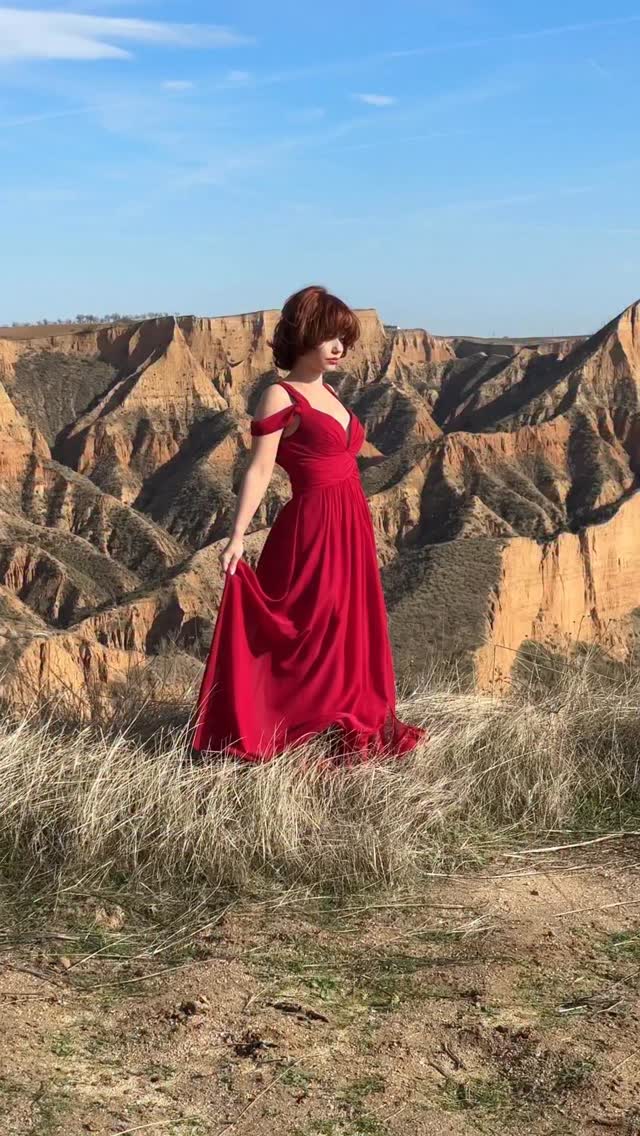 En esta ocasión colocamos a nuestra modelo @nini_spiced con un vestido rojo frente a un paisaje brutal. No hay viento… pero lo creamos.
Le digo que lance el vestido con fuerza y coloque la mano rápidamente hacia el cuerpo.
Yo disparo en ráfaga, con velocidad de obturación alta, congelando ese instante exacto.
El resultado parece que el viento azota el vestido, que la naturaleza entra en escena con violencia.
No siempre hay que esperar a que pase algo: a veces hay que provocarlo.
Fotografía es control, intuición y un poco de magia.
#tipsdefotografia #clasesdefotografia #fotoscreativas #tutorialfotografia #fotografia