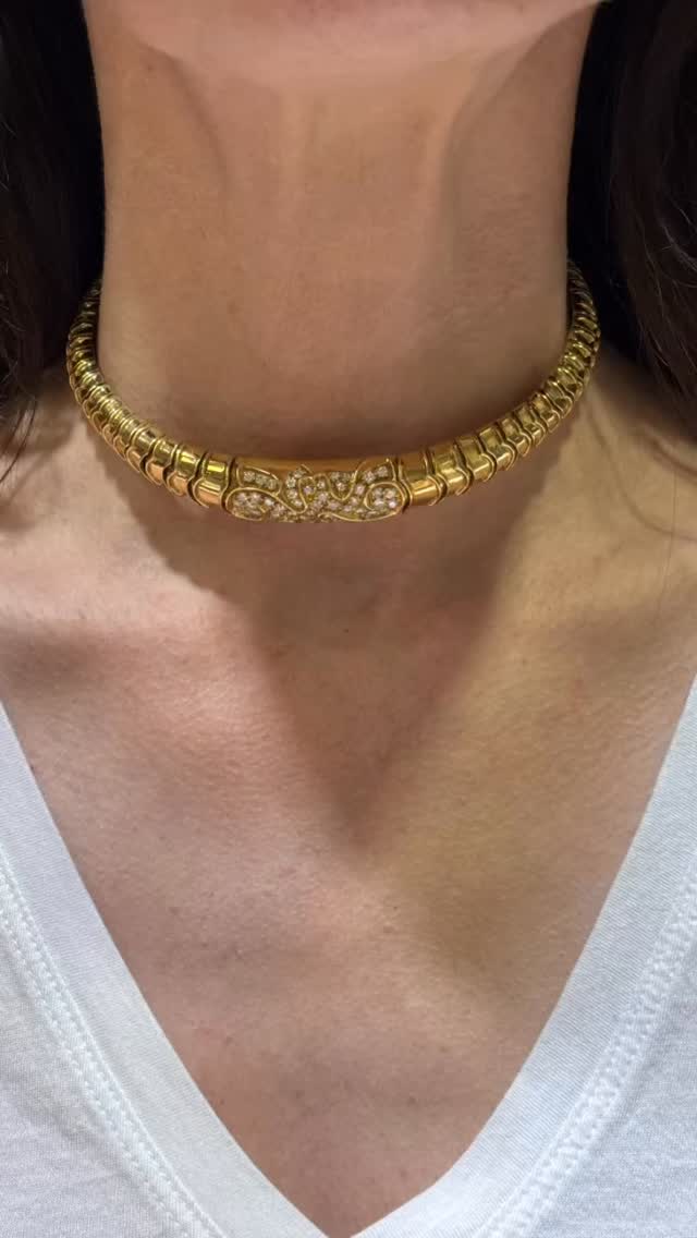 ✨A TOUCH OF 80’S ELEGANCE✨
This vintage yellow gold choker is crafted in the iconic style of the 1980’s, features diamonds that add an elevated sparkle. A rare piece that brings together retro sophistication and modern allure- perfect for collectors and lovers of timeless luxury. #vintage80s #vintagejewelry #estatejewelry #vintagefinds #luxuryjewelry #goldenera #buyselltrade #alperjewelry