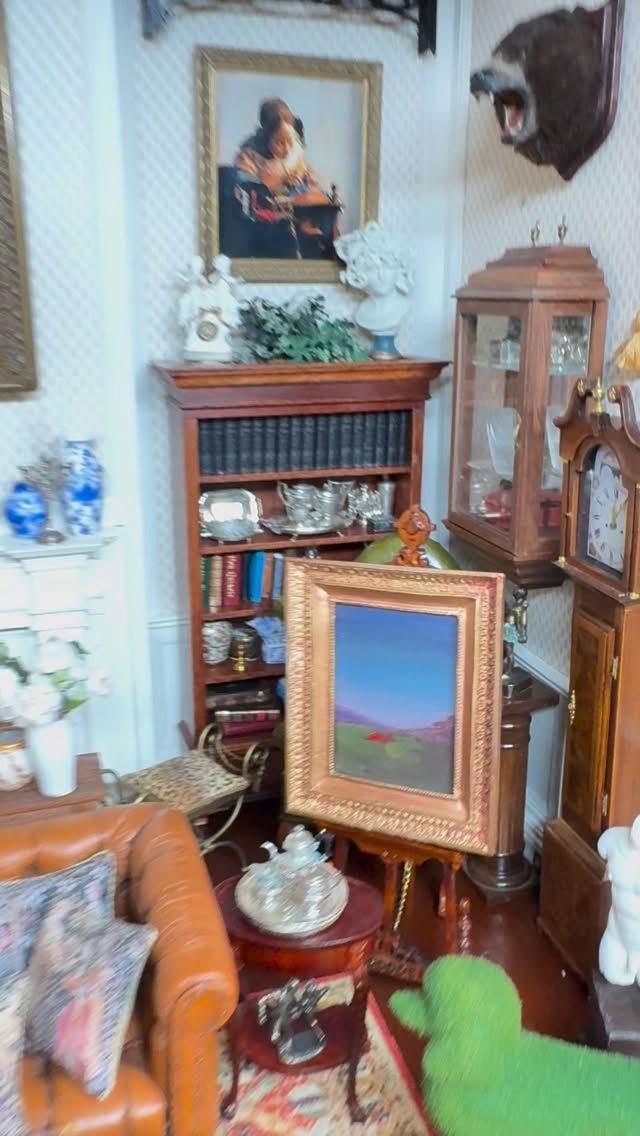 Here are some latest additions to my Georgian style (roombox), including medieval style reproduction, antique French tapestry pillows, found on Etsy by TinyHomeGoods, pottery by Lee Ann Chellis Wessel, poodle top by Jonathan Steadman @homminiatures, sterling silver by Enrique Quentenar and assorted pottery vessels by Andrea Fabrega. Swoon. #pottery #antiques #medieval