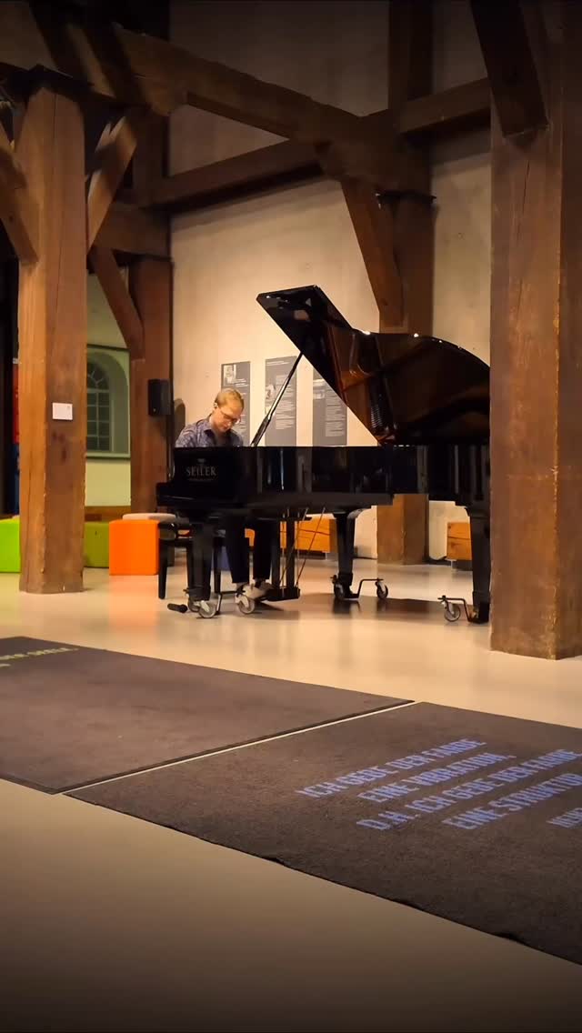 Ein kleiner Einblick in mein Solokonzert am 06.11. @museumimkulturspeicher
Danke an @mainjazz_wuerzburg und den Freundeskreis des Kulturspeichers fürs möglich machen dieses Konzertes.
#solopiano #thomasschießl #composition #pianomusic #grandpiano