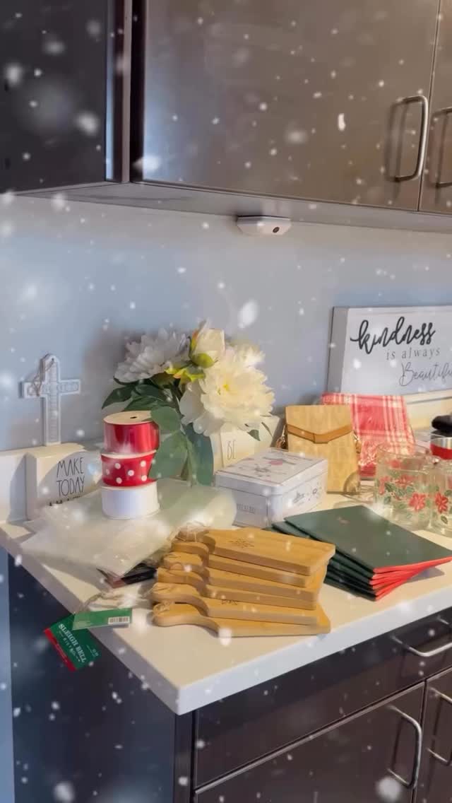 It’s our favorite time of year to share a little extra joy with our beautiful clients. Thank you for being part of the Handcrafted Aesthetics family. 🎁✨
#HandcraftedAesthetics
#HolidayGlow
#HolidayTreats
#ClientAppreciation
#MedSpaLife
#AestheticsClinic
#BeautyByDrPrince
#GlowSeason
#FestiveGlow
#GlowUp
#SkinGoals
#HolidayVibes
#SelfCareSeason
#LookGoodFeelGood
#BeautyCommunity
#aestheticsjourneybegins