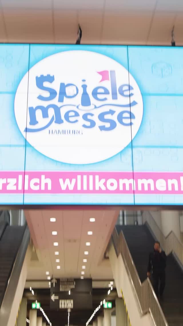 🎉 Was für ein unglaubliches Messe-Wochenende! 🎲
Danke, Hamburg! ✨
Die Spielemesse Hamburg 2025 liegt hinter uns – und wir sind immer noch überwältigt! Tausende von Besucher*innen, hunderte von Spieltischen, unzählige gespielte Partien, leuchtende Augen, volle Taschen, neue Lieblingsspiele und ein gemeinsames Gefühl: Hamburg liebt Spielen.
Ein riesiges Dankeschön an alle Besucher*innen, Ausstellende, Spielrunden, Vereine, Helfer*innen und Partner, die dieses Wochenende zu dem gemacht haben, was es war:
Die größte analoge Spielemesse Norddeutschlands.
🏆 Weltrekord geschafft!
Gemeinsam mit der Stein Hanse e.V. haben wir die größte GBC-Modulbahn der Welt aus LEGO® aufgebaut – ein absoluter Publikumsmagnet und ein Moment für die Geschichtsbücher. Danke an alle Mitwirkenden, die dieses gigantische Projekt möglich gemacht haben!
🥳 Das war erst der Anfang
Nach der Messe ist vor der Messe! Wir planen bereits die nächste Spielemesse Hamburg und arbeiten an neuen Ideen, Ausstellerbereichen und einem noch umfangreicheren Rahmenprogramm.
Wenn du nichts verpassen möchtest, trage dich unbedingt in unseren Newsletter ein und folge uns auf Social Media.
❤️ Bis zum nächsten Jahr!
Danke, dass ihr die Spielemesse Hamburg zu einem Ort voller Kreativität, Begegnungen und Spielfreude gemacht habt.
Wir sehen uns 2026 – noch größer, noch bunter und mit noch mehr Spielfieber!