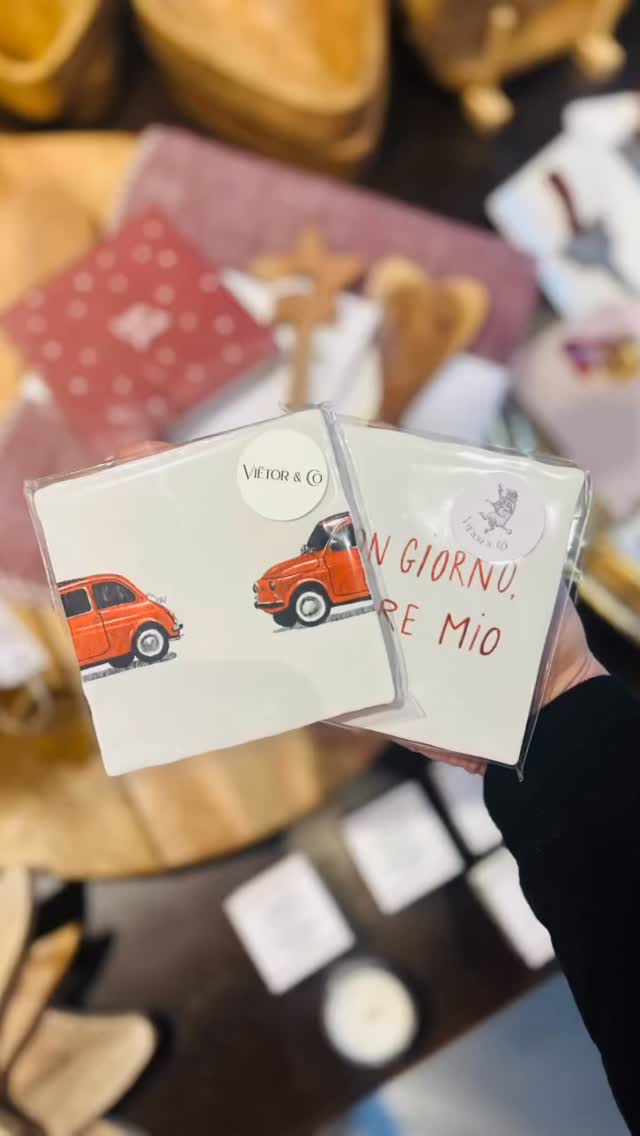 ✨CADEAUTJES ONDER 15,- 🎁
Niet altijd makkelijk; een klein cadeautje voor iemand kiezen. We hebben daarom onze favorieten voor onder de 15,- voor je uitgezocht!👇
1 - Tegeltje met prachtige illustraties van @vietor_and_co
2 - Mokjes van @zusss.nl
3 - Waxmelt; voor urenlang een heerlijke geur in huis
4 - Mok kerstkus van @zusss.nl
5 - Kerstonnament met ansichtkaart van @zusss.nl
6 - Espressokopje of mok van @bambu_italiantableware
7 - Kaarsen van @rustiklys; goed voor 20 branduren!
8 - Armbandjes; fijn om meerdere kleuren te combineren
9 - Biologische olijfolie uit Italië van Biolie
10 - Hobstar drinkglas; ook leuk als waxinelichthouder
11 - Theeset van @cabinetofcuriositeas
12 - Kerstballen vanaf €3,99
13 - Pollepels van @zusss.nl
Er is natuurlijk nog veel meer te vinden in de winkel. Kom gezellig langs en doe inspiratie op! Tot snel! ⭐️
#schagchelstraat #cadeautip #haarlem #haarlemshopping