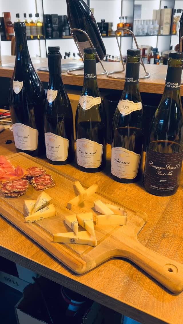 ✨ Soirée Privée, Moments Gourmands ✨
Rien de tel qu’une belle planche de charcuteries et fromages locaux 🧀 pour accompagner nos bouteilles et magnums du Domaine Michel Arcelain 🍷.
Un moment chaleureux, partagé chez l’un de nos clients, où convivialité, terroir et belles cuvées se rencontrent ❤️
Merci pour cette superbe soirée et pour la mise en avant de nos vins 🙏✨
#DomaineMichelArcelain #Pommard #Bourgogne #SoiréePrivée #ArtDeVivre WineLovers Charcuterie Fromage Terroir Magnum PinotNoir BourgogneWine FrenchWine WineTime FoodAndWine Vigneron