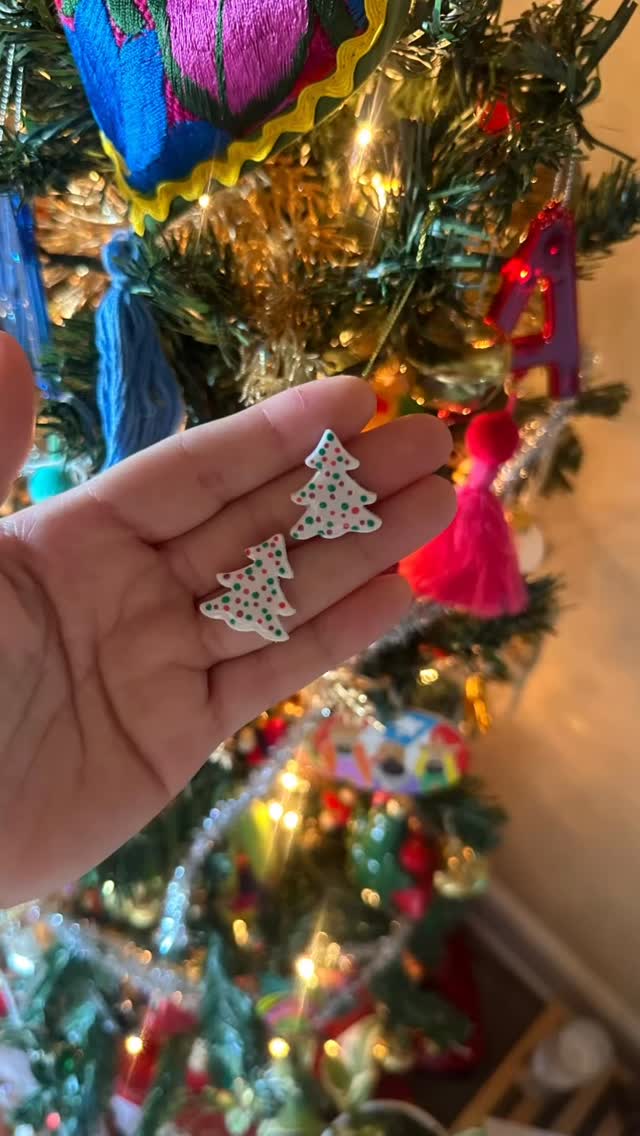 “Arbolito, arbolito, campanitas te pondré, quiero que seas bonito…”
Disponible por DM
#greenwitch #boricuagirl #clayjewelry #craftespañol #fyp #puertoricotiktokt #magiatiktok #magiccraft #boricua🇵🇷 #boricua #craftideas #crafttok
#apoyalocalpr #polymerclayearrings #clayearrings #shopsmall #boricua🇵🇷 #handmade #clayallday #polymerclayearrings #polymerclaytutorial #polymerclayartist #arcillapolimerica #arcillapolimericatips #polymerclaycreations #resina #resinajewelry #resinaccessories #PolymerClayCreations
#ClayCutters #ClayCommunity #SmallBizSupport