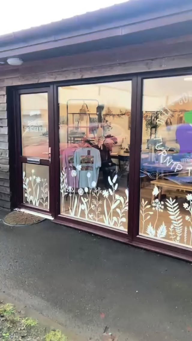 Hand-painted turnips, thistles and dandilions at @turnipthebeetdeli today by the wonderful @bungosignco #handpaintedsigns