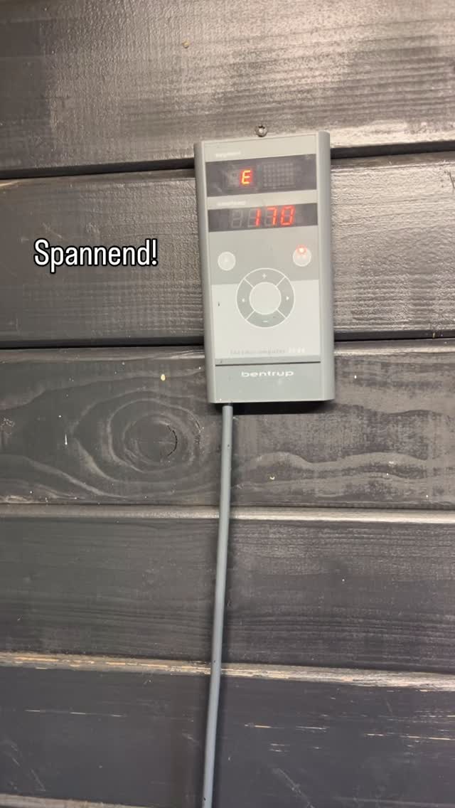 De oven is nog te heet om helemaal open te doen. Nog even geduld…