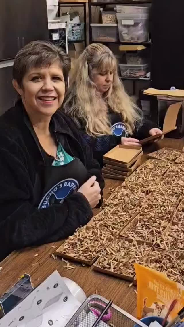 Behind-the-scenes magical we pack up our made to order holiday boxes!
Get yours before they sell out! Once they’re gone, they’re gone forever.
P.S. they make the perfect gift. 🐶🐾
Don’t miss out 👉 https://www.buchosbarkery.com/subscription-box