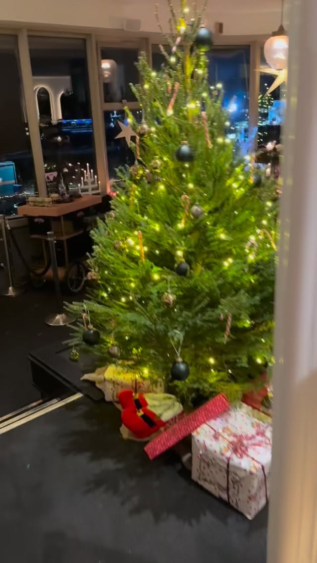 🎶🖤 Black Friday kommer att bli en höjdpunkt! Kom och njut av livemusiken och låt oss fira tillsammans i ett fullsatt hus! 🥳✨ #livemusik #blackfriday