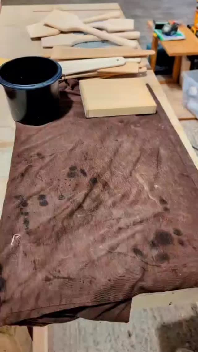 Giving these chopping boards and spatulas their final glow‑up with a fresh coat of nourishing mineral oil ✨
It’s such a simple step, but the transformation always feels a little magical, the grain wakes up, the colours deepen, and suddenly each piece looks alive, ready to head off to its new home.
There’s something so grounding and satisfying about this moment, the calm before they’re wrapped up and sent out into the world.
#SustainableLiving #ash #cherry #beech #carpentry