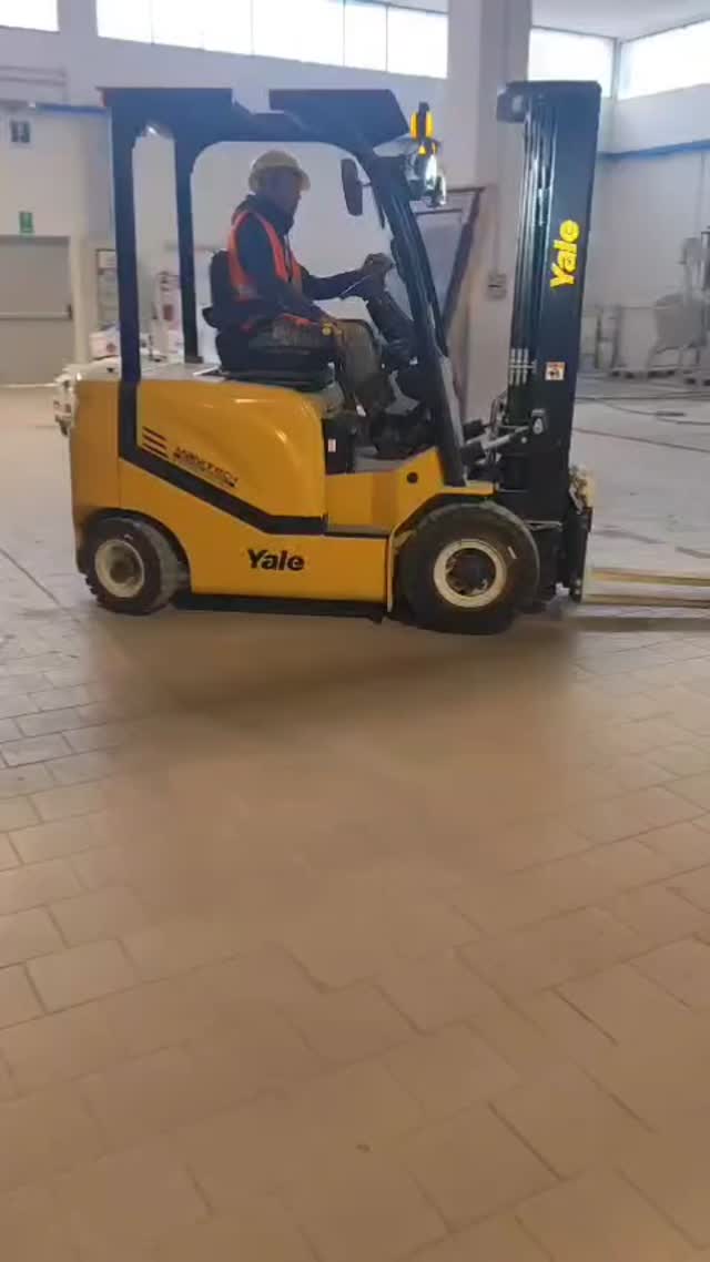 🚜 La formazione costruisce il futuro
Si è concluso oggi il corso per addetti alla conduzione di carrelli elevatori firmato Estintech Group.
Un percorso fatto di impegno, pratica e consapevolezza, perché lavorare bene significa lavorare in sicurezza.
👏 Complimenti a tutti i partecipanti
📚 Crescere professionalmente parte dalla formazione
🔧 Investire sulle competenze fa la differenza
👉 Continua a formarti. Il futuro del lavoro inizia da qui.#sicurezzasullavoro #estintechgroup #formazione #neiperte #prevenzione #formazioneprofessionale #carrelloelevatore