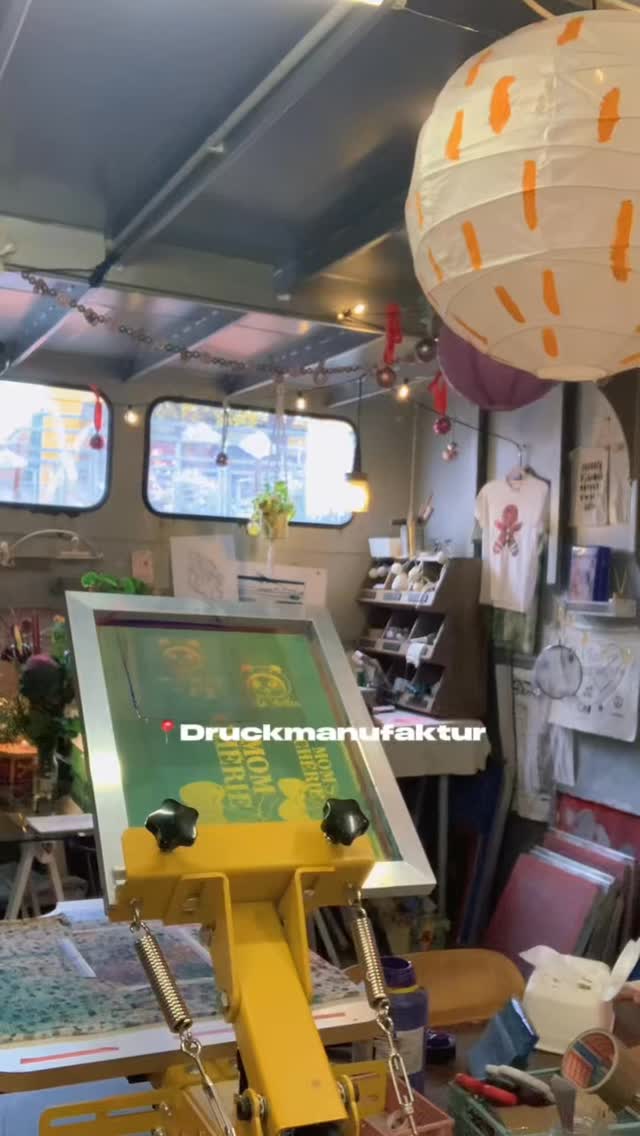 🎅 Nikolaus-Gewinnspiel! 🎁
Weil heute Nikolaus ist und ich euch ein bisschen kreative Freude schenken möchte, verlose ich einen Platz für meinen Siebdruck-Workshop am 14.12.25 von 12-15 Uhr!
Weihnachtsdruckerei-Vibes garantiert: Farbe, Kekse, Musik & ganz viel Kreativität 💛✨
So machst du mit:
1️⃣ Like dieses Reel
2️⃣ Folge meinem Account
3️⃣ Kommentiere deine liebsten Weihnachts-Emojis 🎄✨
✨ Teilnahmeschluss: 10.12.25
✨ Gewinner:in wird per DM benachrichtigt
✨ Teilnahme ab 18 Jahren
✨ Keine Barauszahlung, Instagram steht in keiner Verbindung zu diesem Gewinnspiel
Ich freu mich auf eure Weihnachts-Emojis ✨
#nikolausgewinnspiel #weihnachtsdruckerei #siebdruckworkshop #diyweihnachten #handmadegifts