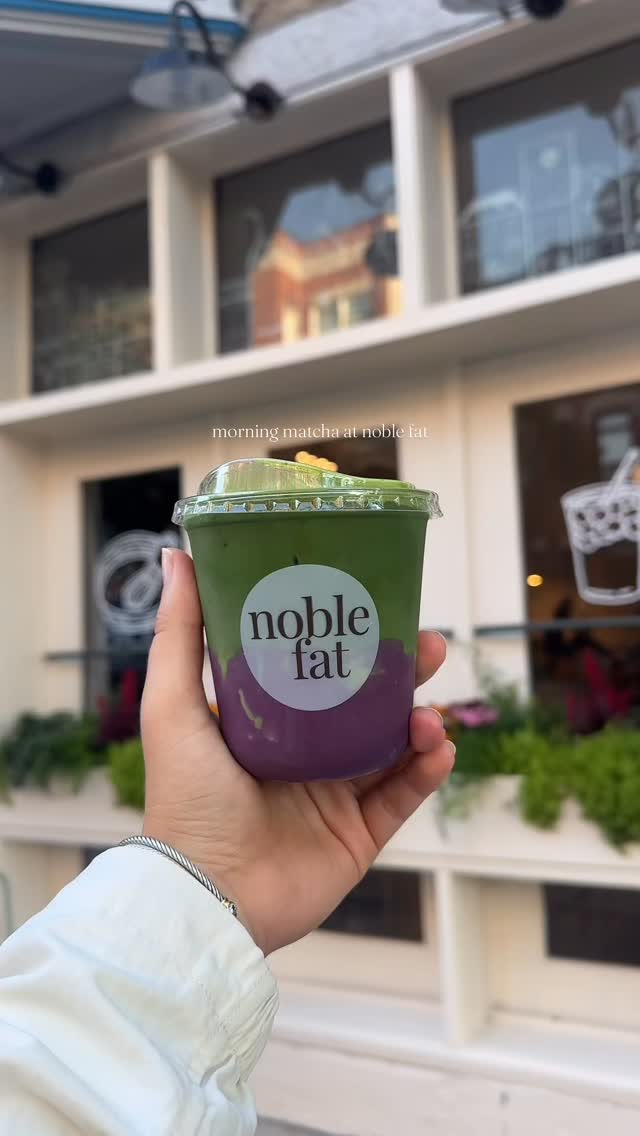 A morning ube matcha moment from @noblefat 💜🍵✨
#chicago #matcha #cafe #breakfast