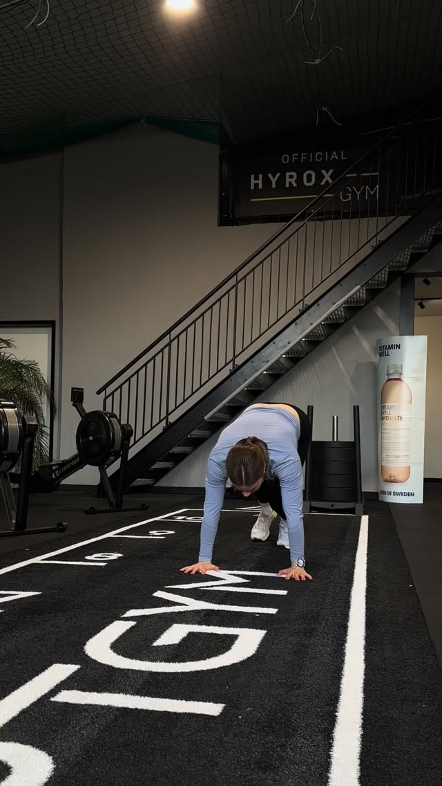 It’s all a matter of perspective.🫶🏽🤓
Nice Start into the new week & last month of the year🚀
.
.
.
#monday #newweek #fitness #fitmum #postpartal #december #handstand