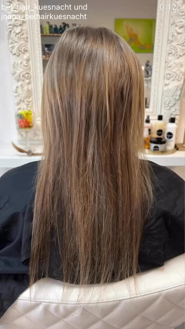 Feine Haare und zu wenig Fülle? Du bist damit nicht allein 🤍
Viele meiner Kundinnen kommen genau mit diesem Gefühl zu mir – das Haar wirkt dünn, fällt unruhig und man wünscht sich einfach mehr Volumen.
Mit einer natürlichen Haarverdichtung kann ich genau das zurückbringen:
✨ mehr Fülle
✨ weiche, gesunde Längen
✨ ein Haargefühl, das wieder glücklich macht
Wenn du dich darin wiedererkennst und dir endlich mehr Volumen wünschst:
👉 Buche deine persönliche Beratung online – ich freue mich auf dich!
📍Bel Hair
Rosenstrasse 6
8700 Küsnacht
#belhairküsnacht #haarverdichtung #extensionszürich #feinehaare #hairextensionsschweiz #healthyhairjourney #naturallookhair #hairtransformation #zürichbeauty #coiffeurküsnacht #vorhernachherhair #extensionsspecialist