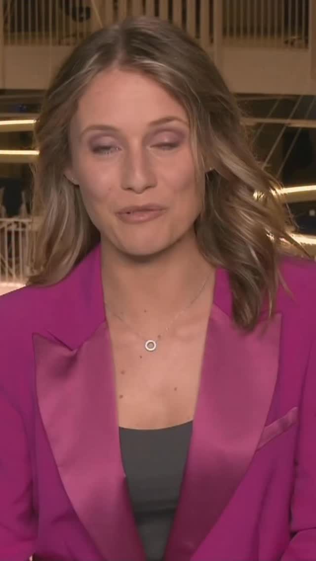 Während Friedrich Merz die Fragen von Bürgerinnen und Bürgern in der Arena beantwortete, hatten wir im Blick, was die Menschen im Netz von ihm wissen wollen. Eine der Fragen habe ich während der Sendung dann direkt an den Bundeskanzler gestellt. Es ging um ein Thema, das unsere Community seit mehr als zwei Jahren beschäftigt: der Krieg im Nahen Osten.
Merz verwies auf Deutschlands Schuld im Zweiten Weltkrieg. Deutschland werde immer an der Seite Israels stehen – unabhängig davon, wer das Land regiere. Diese Verantwortung lasse er nirgends in Zweifel ziehen, sagte der Bundeskanzler, der erst am Vortag von seinem Besuch in Israel zurückgekommen war. Das bedeute aber nicht, dass eine israelische Regierung nicht kritisiert werden kann, stellte er klar. Zugleich bekräftigte Merz seine Forderung nach einem eigenständigen Palästinenserstaat. Deutschland werde sich um den Wiederaufbau von Gaza bemühen, damit die Menschen dort wieder eine Heimat hätten. Derzeit gebe es zwar keine Voraussetzung für eine Anerkennung Palästinas. Am Ende aber müsse alles auf einen eigenständigen Staat hinauslaufen, forderte der Bundeskanzler.
Diese und viele weitere Fragen und Antworten könnt ihr natürlich auch nachschauen! Die #ARENA mit Jessy Wellmer und @louisklamroth findet ihr in der @ardmediathek und auf dem YouTube-Kanal der @tagesschau
#lovemyjob