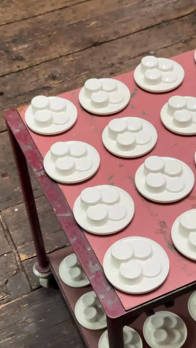 The pedestal is crafted to host Mignardises. A small architecture for small delights. Form meeting purpose.
Designed as signature room pieces for @widderhotel created in collaboration with @thelivingcircleofficial
Studio Sediment × The Living Circle
#designobjects #craftsmanship #ceramics #designprocess #zurich