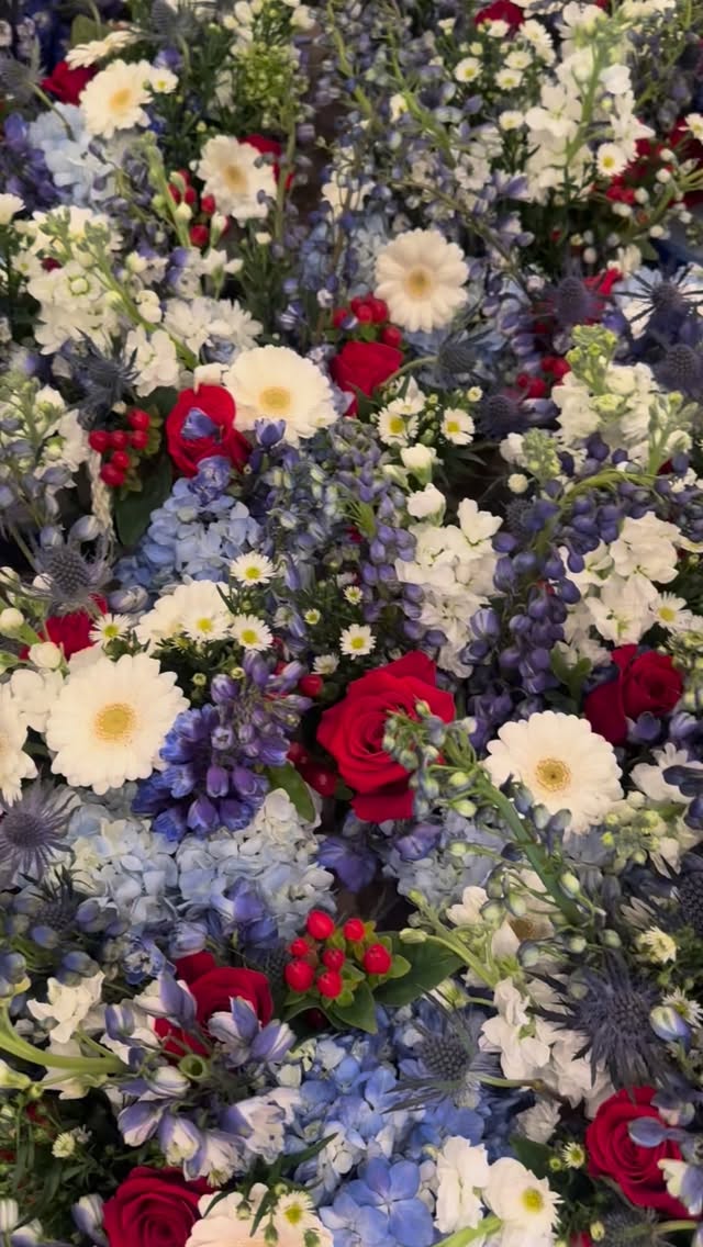 A little red, white & blue for Vintage Weekend ✈️
#designsbydarenda #flowers #flowerstagram #freshflowers #centerpieces #redwhiteandblue🔴⚪️🔵