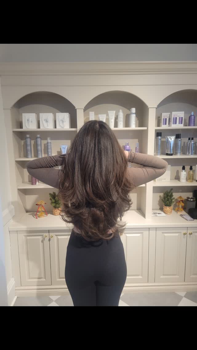 This sweetheart lights up a room!
Thank you so much for trusting me with your gorgeous hair 🙏🏼✨️
I love all the shape and movement in your hair, and I hope it's easier to manage now 😉❤️
#shampoosociety #luxuryhairsalon #bouncyblowout #bespokehairexperience