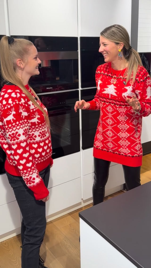 Rentier-Salzbrezeln 🦌✨
Dieser Snack schmeckt nicht nur gut, er ist auch noch der perfekte Hingucker auf deinem Festtagstisch.
Für diesen Snack braucht ihr:
Salzbrezeln
Schogetten
Zuckeraugen
Smarties
Legt zuerst jeweils eine Salzbrezel auf ein Blech und setzt eine Schogette in die Mitte. Dann kommt alles für ca. 10 Minuten bei 120 Grad in den Ofen. Kleiner Tipp: Ihr könnt das perfekt direkt nach dem Plätzchenbacken nutzen – die Restwärme reicht völlig aus.
In der Zwischenzeit halbiert ihr eine Salzbrezel. Sobald die Schogette leicht geschmolzen ist, könnt ihr auch schon mit dem Dekorieren starten! Viel Spaß beim Nachmachen! 🥨🦌
#rentiersnacks #weihnachtsideen #weihnachtsrezept #snackidee #süßundsalzig #festtagssnacks #weihnachtszeit #foodinspiration #selbstgemacht #kleinegeschenke #weihnachten #plätzchen #backen #kraichgau #küchenhausfriedt #eppingen #heilbronn #sinsheim #bruchsal #bretten #karlsruhe #backenmitliebe #backenmitkindern