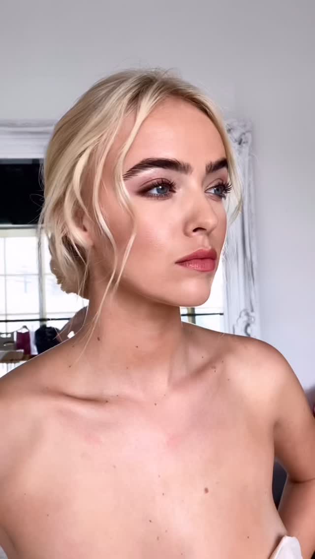 It’s such an honor to be part of a bride’s wedding morning — the calm, the excitement, the glow. Obsessed with these photos of this gorgeous bride.
.
.
.
#luxurybridalhair #luxuryweddinghairstylist #weddinghairlondon #londonwedding #londonweddingmakeupartist luxuryweddingdesign londonbridalhairstylist ukmakeupartist klluxebeauty
bridalglam bridalmakeupandhair luxurybridalmakeup destinationmakeupartist destinationhairstylist luxuryweddingmakeup luxuryweddinghair modernbride