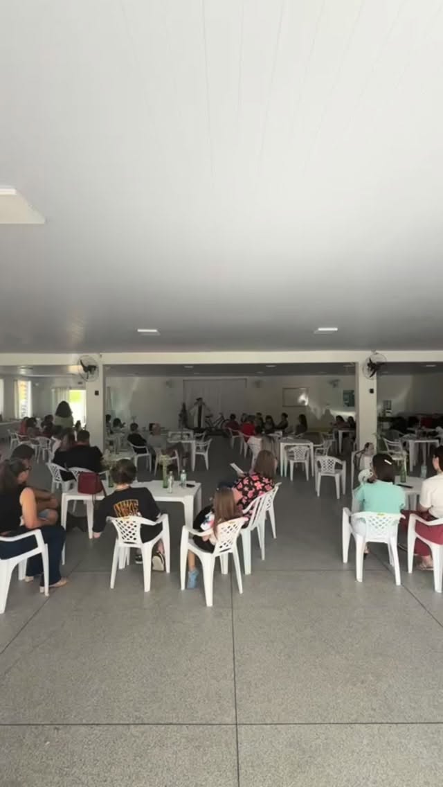 O Kamishibai, com “O velho que faz florescer árvores e o fiel Shiro, esteve pela primeira vez em Aurora! 🚲
É de uma beleza poder levar essa história para tantos lugares. Agradecemos a Assistência Social do município, as pessoas que estiveram presentes neste dia, dona Dilma (que aparece em cena) e a oportunidade de reencontrar um pedaço da nossa história nesse chão.
Seguimos!
#teatrodori #teatro #kamishibaibrasil #kamishibai #hanasakajiisan #kamishibaï #contaçãodehistórias #sc #aurora