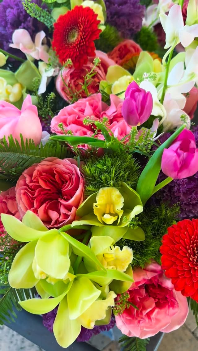 Brightening up every gathering one bloom at a time 💐
#designsbydarenda #flowers #flowerstagram #freshflowers #centerpieces #colorfulflowers #flowerinspiration #detailsmatter