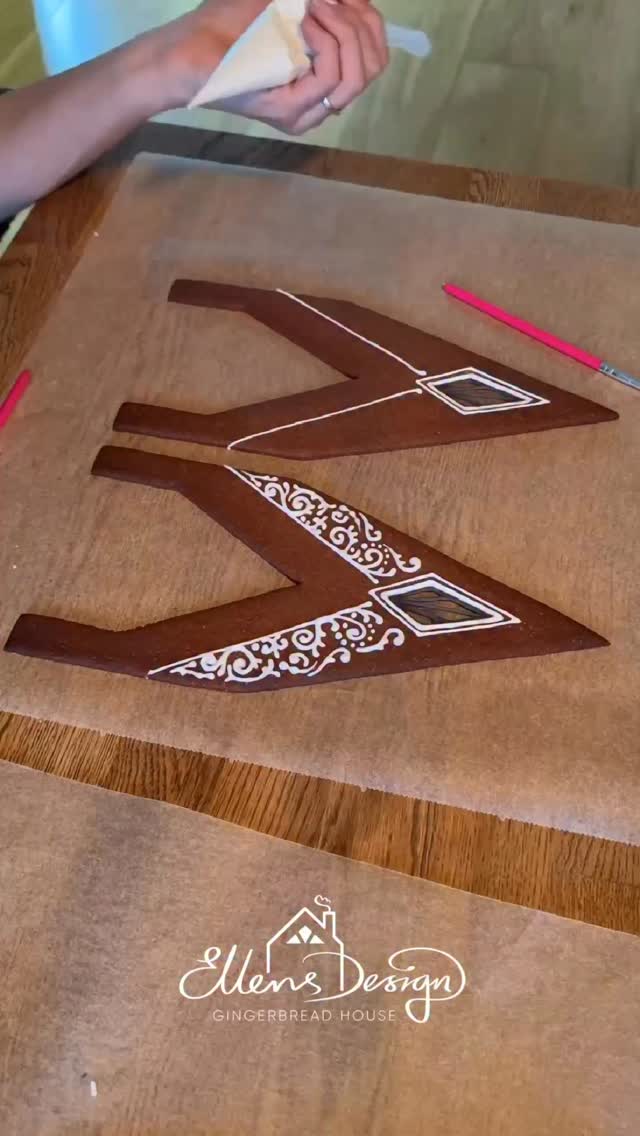 Jag försöker utmana mig själv varje år med något nytt! Att göra snirkliga linjer är inga problem, men att få dem spegelvända och symmetriska får verkligen hjärnan att gå på högvarv stundvis (ja, ni ser hur ofta jag tar bort och gör om i klippet 🫣). Så det här är en av årets utmaningar!
De här sidorna är dessutom pyntade på lite olika sätt, men de kommer ändå aldrig att ses samtidigt eftersom de sitter på varsin sida. Ibland finjusterar man en linje för att den ska bli helt perfekt, men i det stora hela märks inte de små skillnaderna.
Vad utmanar du dig själv med i år?
En annan utmaning för mig i år är att bygga huset lite högre än vanligt. Ytan är visserligen lite begränsad, men vem säger att höjden också måste vara det? 😉🤎👌🏼
#pepparkakshus #pepparkaks #gingerbread #gingerbreadhouse #gingerbreadcookies #cookie #cookieart #artist #create #creative #victorian #victorianhouse #eatable #eatableart