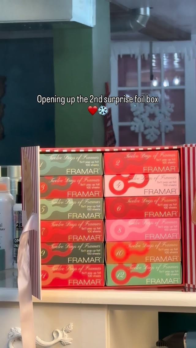 So cute 🧚🏻♀️❄️❤️❄️❤️✨ @framar
#framar #foils #hairstylist #adventcalender #christmas #snowflakes #haircolour