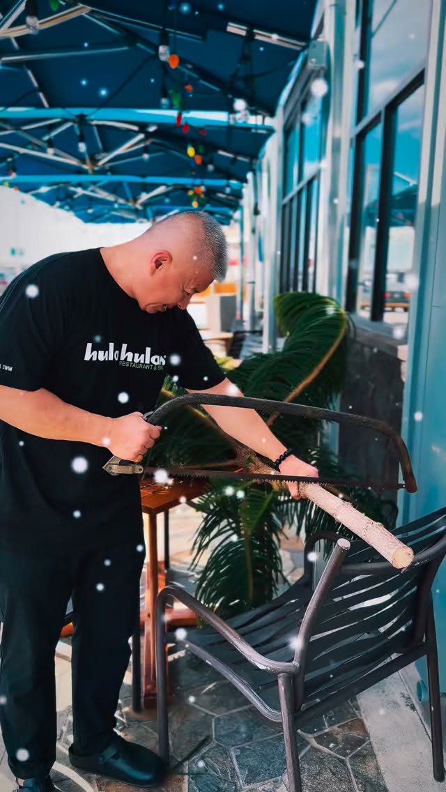 Christmas time is here!!! Dinner and photo with our Charlie Brown tree 😂
#christmastreedecorating #christmasiscoming #christmasseason #christmas #christmasdinner #tistheseason #tistheseasontobejolly⛄️🎄🎅🏾 #pearlridgecenter #pearlridgemall #supportsmallbusiness #unclesfmbarandgrill #barsofhawaii #freshfishdaily #supportlocal