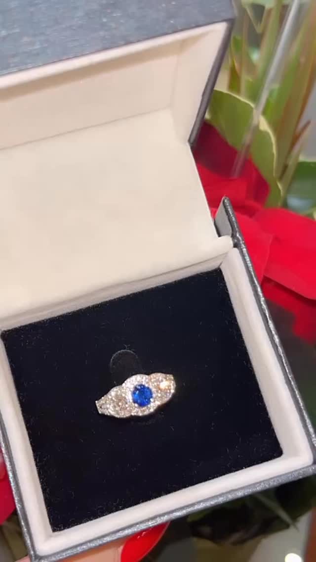 When only a ring worthy of royalty under the tree will do. 💙✨🎄shop out entire showroom at a discounted rate, on now until Christmas Day.
#nataliajewellers #southsurreyjeweller #southsurreybc #sapphiresanddiamonds #customjewelry #whiterockjeweller