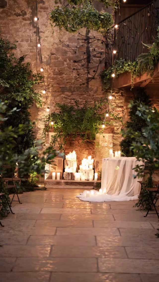 Discover the beauty of @doxfordbarns, where foliage and texture come together in perfect harmony. This enchanting barn setting effortlessly blends styles, like Nordic chic with lush greenery. Sustainable wedding practices, like locally sourced and reusable decor, reduce waste and costs. The spiralling caterpillar tables are a masterpiece #northumberlandwedding #weddingstyling #northeastwedding #northeastweddingsupplier #northeastweddingdecor #newcastlebridetobe