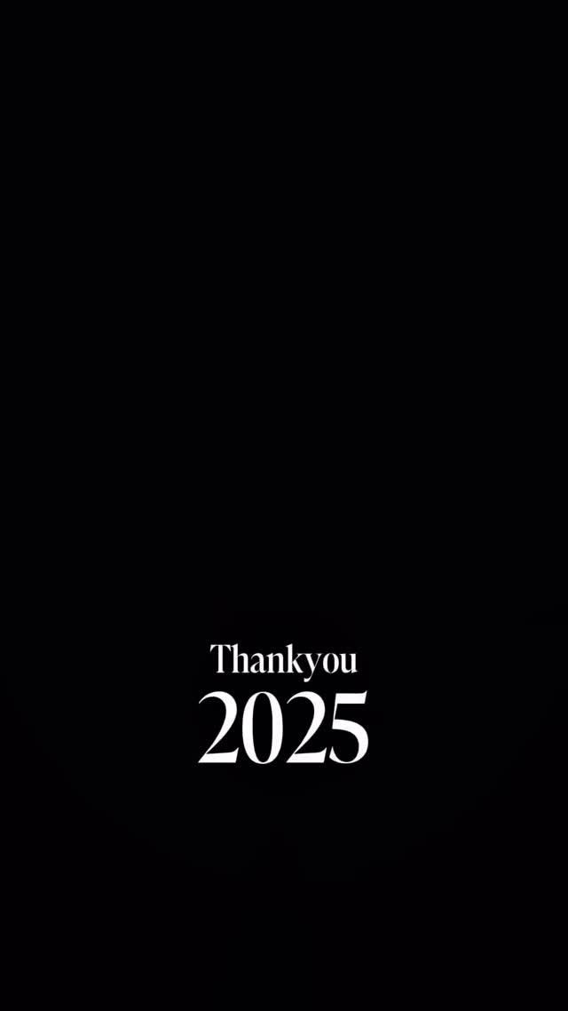 2025: Ein Jahr zwischen Haarmagie, Herzklopfen und purer Frauenpower. ✨
Wenn ich dieses Reel anschaue, sehe ich nicht nur wunderschöne Haare. Ich sehe ein Jahr, das mein Leben komplett auf den Kopf gestellt hat. 🌪️🤍
Vom persönlichen Wunder...
Ich bin in diesem Jahr 3-fach Mami geworden! 👶👶👶 Der Spagat zwischen Babyglück und Business war intensiv. Und als wäre das nicht genug, kam die Verzweiflung bei der Wohnungssuche. Aber pünktlich zum 1.12. haben wir unser neues Zuhause gefunden. Ein echtes Weihnachtswunder! 🙏
...auch wenn es turbulent losging: Kaum eingezogen, standen wir mitten in der Nacht auf der Strasse. Feuerwehr-Einsatz wegen eines Kurzschlusses über uns! 🚒 Das volle Programm – aber hey, das gehört wohl zu einem Jahr dazu, das niemals langweilig wird! 😂
...zu meiner Leidenschaft im Salon.
In Küsnacht / Zürich durfte ich wieder unzählige Verwandlungen zaubern. Jede Haarverlängerung und Haarverdichtung ist für mich Kunst – Extensions sind meine absolute Leidenschaft. Aber wisst ihr, was das Schönste ist? Dass JEDER bei mir willkommen ist. Ob für einen neuen Haarschnitt, eine Farbe oder die ganz große Transformation – mein Stuhl ist für alle da, die sich etwas Gutes tun wollen. ✨💇🏼♀️
Um noch besser für euch zu sein, habe ich viele Schulungen besucht. Denn ich liebe es, neues Wissen direkt für euch umzusetzen! 🚀
Ein riesiges Upgrade gab es auch technisch: Danke an mein tolles Buchungssystem, das rund um die Uhr für euch da ist. Und das Beste? Das neue System läuft wie geschmiert – kein EC-Gerät, das ständig abstürzt! 😂 Die Kunden lieben es, und ich auch.
Ein Danke, das von Herzen kommt:
DANKE an meine treuen Stammkunden, die von überall her anreisen, und an alle neuen Gesichter. ✨
Danke an meine Fach-Partner: Buchhalter, Versicherung, Vertreter ,mein Webdesigner , Kollegen & @schoensein_blog
Ob live im Auto oder nachträglich – ihr bringt mich jeden Tag weiter. Danke für den ehrlichen Austausch und das tolle Miteinander!🫶🏼
2026, ich bin bereit für dich!
ich liebe diesen Weg, den wir gemeinsam gehen. Auf ein glänzendes neues Jahr!🥂✨
Eure Joana & Team 📍Bel Hair
#belhairküsnacht #coiffeurzürich #extensionsschweiz küsnac