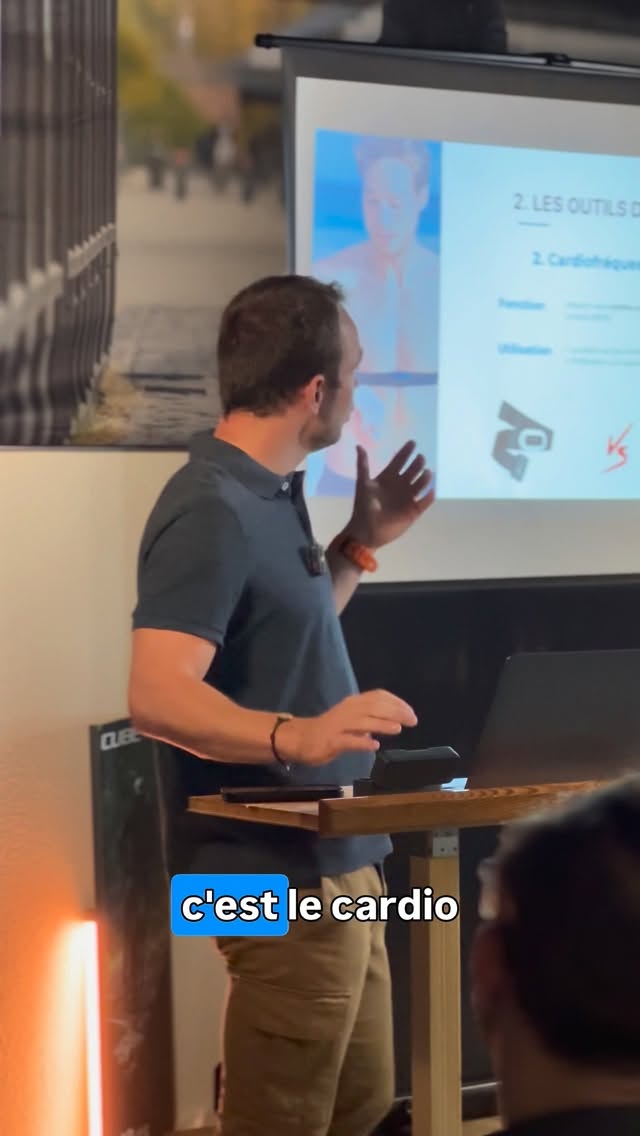 💓 Cardio : ce que vous mesurez… compte vraiment.
Lors de notre séance d’info au Cube Store Namur avec Movinity, on a abordé un point clé pour tous les cyclistes : la précision de la fréquence cardiaque.
Dans cette capsule, j’explique pourquoi la ceinture cardio est bien plus fiable que la mesure au poignet.
📌 Pourquoi la ceinture est plus précise ?
• Elle mesure directement l’activité électrique du cœur
• Elle réagit plus vite aux variations d’intensité
• Elle évite les erreurs liées aux mouvements, au froid ou à la position du poignet
🔍 Conséquence ?
Des données plus justes = des zones d’entraînement mieux définies = une progression plus rapide et plus cohérente.
🎥 Dans la vidéo :
Je montre les différences principales et j’explique pourquoi la mesure au poignet peut poser problème (et pourquoi beaucoup de cyclistes la sous-estiment).
👉 Une série de capsules arrive pour vous aider à comprendre vos données, éviter les pièges classiques et optimiser chaque sortie.
#Movinity #CubeStoreNamur #Cyclisme #FréquenceCardiaque #Cardio HeartRateMonitor EntrainementCycliste ZonesCardio PerformanceCycliste