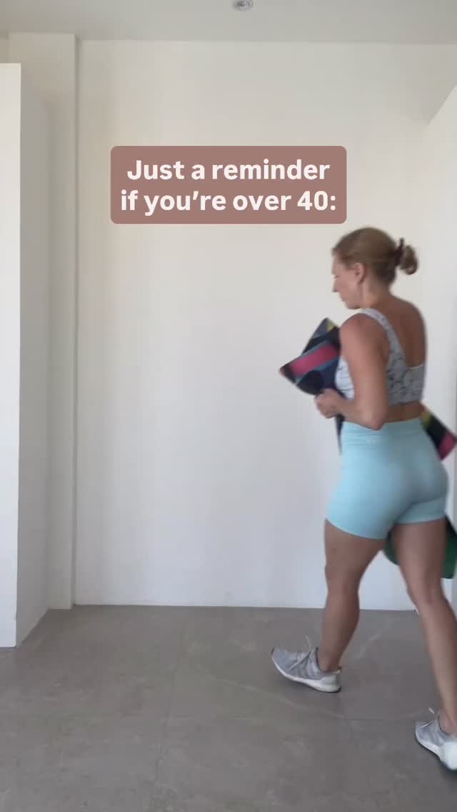 🩷 Once we hit our 40s, our bodies start to change more rapidly - hormonally, metabolically, and in terms of muscle and bone density. Which means our training needs to evolve too.
👍 Yes, resistance training is essential.
But it cannot be the only thing.
To feel strong, energised, and injury-free, we also need:
✅ Cardio (for heart health, mood, metabolism, and energy)
✅ Mobility and stability (for joints, balance, and longevity)
✅ Rest and recovery (so your body can actually adapt + get stronger)
👍 The good news - this does not need to be intense or time-consuming.
A balanced mix across your week matters far more than hammering one thing.
➡️ If you’re thinking:
How on earth do I fit that in with real life?
You’re not alone. Most of us are juggling work, kids, sleep deprivation, and the rest.
➡️ My approach is:
Small chunks, realistic consistency, and combining things within one session - strength with cardio finishers, mobility in warm-ups, and rest built in alongside morning walk days.
🩷 This is exactly what we do inside Club Mamawell, and right now you can try it free for two weeks and see how it feels in your real life.
Comment CLUB and I’ll send the link.
Or the sign-up is in my bio 🤍
Rosie x