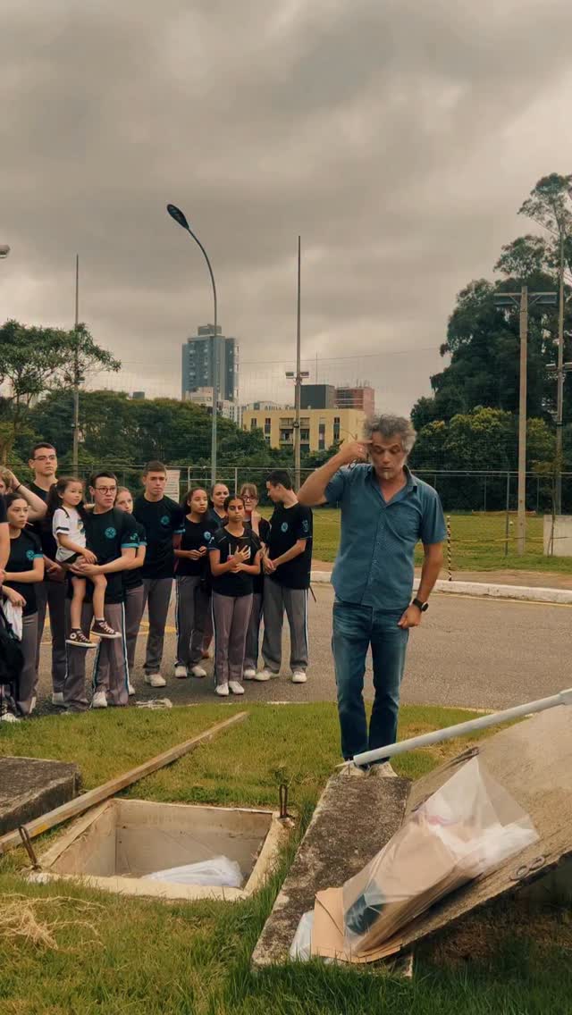 Cápsula do tempo! Projeto criado há 8 anos que tem como objetivo vínculo com os ex-alunos do colégio. Em 2027 a cápsula será aberta pela primeira vez e para isso serão convidados os alunos que em 2017 depositaram suas cartinhas! Uma vez CPM, sempre CPM! Material visual produzido pela aluna @m.milla_07