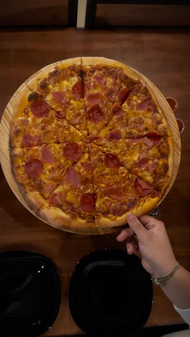 Hay amores que no se explican, ¡se muerden! 🍕 Así se ve la felicidad recién salida de nuestro horno. ¡Ven ya a tu sucursal más cercana!
📍 Explanada Pachuca 📍 Explanada Puebla 📍 Santa Matilde
#PizzaYToto #AntojoTotal #CheeseLover #Pachuca #Puebla #PizzaTime