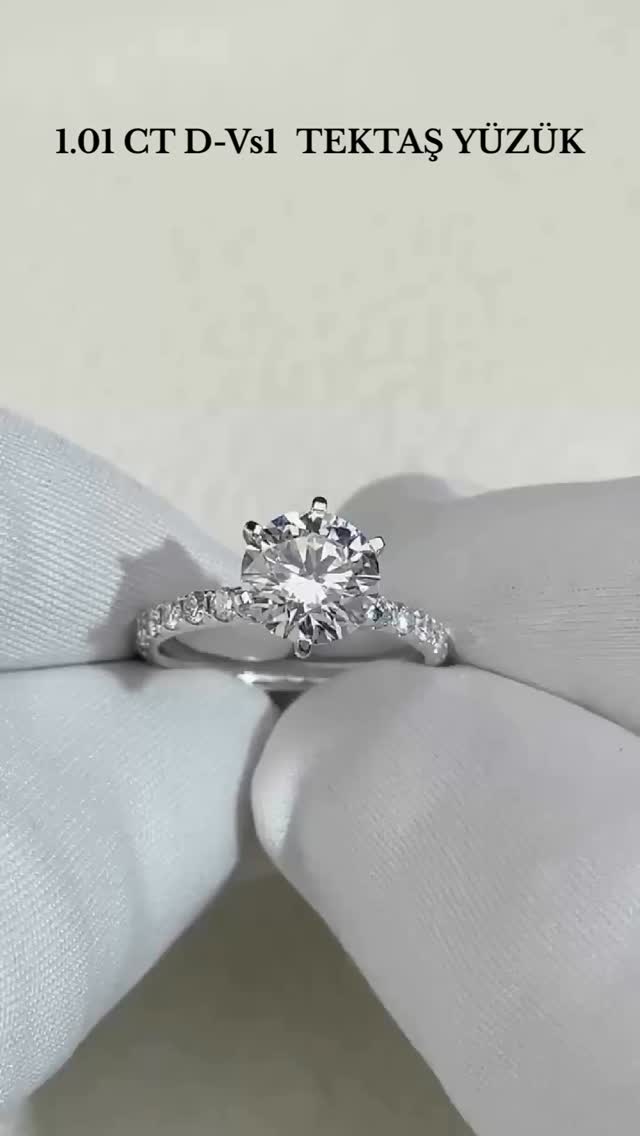 💎 Göz Kamaştıran Parlaklık! 1.01 CT Tektaş ✨
Sürdürülebilir Lüks ve Mükemmel Işıltı Bir Arada!
Bu muhteşem 1.01 Karat D-VS1 Lab Grown Pırlanta tektaş yüzük, klasik zarafeti ve üstün kaliteyi temsil ediyor. Mükemmel kesimi sayesinde ışığı en üst düzeyde yansıtır.
Parmaklarda adeta bir yıldız gibi parlayacak, zamansız bir yatırım.
• Pırlanta: 1.01 ct D-VS1 Lab Grown Pırlanta (Uluslararası sertifikalı)
• Ayar: 14 Ayar Altın
• Fiyat: 34.900₺
Neden D-VS1?
D Rengi, pırlantanın en renksiz ve en değerli rengidir. VS1 Berraklık ise, kusurların gözle görülemeyecek kadar az olduğu anlamına gelir. Yani, maksimum parlaklık ve saflık!
Detaylı bilgi için bize DM den ulaşabilirsiniz
#yüzük #kupe #kolye #bileklik #diamond #suyolu #tektas #tektaşyüzük #beştaş #bagetpirlanta #rings #necklake #nisanyüzğü💍 #pırlanta #labaratuvar #labaratuvarpırlanta #cvd #gift #hallowen #istanbullabdimaond #diamondlabistanbul