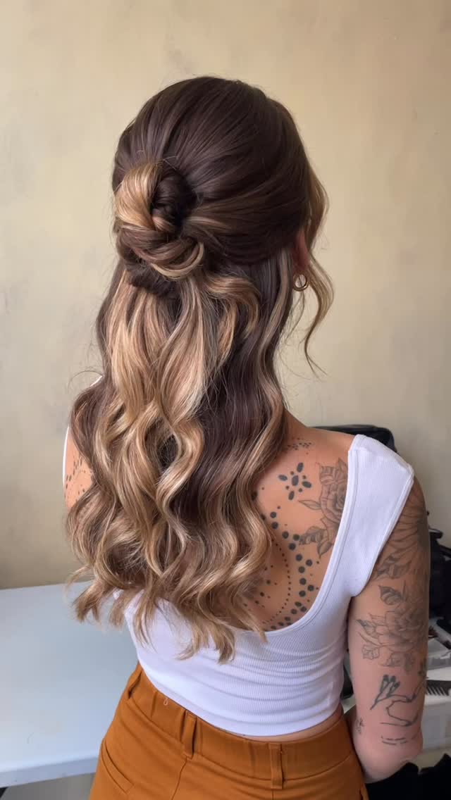 ✨ Being in a room with artists who elevate the craft… it changes the way you create. ✨
✨I am so grateful for the opportunity I had to learn from the incredibly talented @kasia_fortuna and @kristinagasperasacademy @kristinagasperasmua in Toronto this fall.
✨There are no words to describe how incredible these two women are and how much admiration I have for both of them and what they bring to this industry I love so much.
✨ There’s a special kind of magic in meeting the artists who shaped your vision and you admire… it reminds you why you started and how far you’ve come
Edmonton bridal hair
Edmonton bridal makeup
Bridal half up
Wedding hair
Brida hair inspiration
#yegmakeupartist #yegbride #yegwedding #yeghair