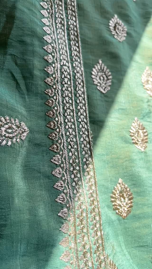 Dual tone/Shot silk elegance.
Premium heavy dress material.
Top : 2.5 mt
Bottom : 2.5 mt
Dupatta : 2.5 mt
perfect for festive and wedding.
.
.
.
.
.
#shoplocal #dressmaterial #dressmaterialindia #shopping #shoponline #wedding #festive #fabric #jewelry #silk #cotton #designer #heavy #satinsilk #dhoopchaav #elegance #beauty #beautiful #lifestyle #fashion #boutique #gujarat #ethnic