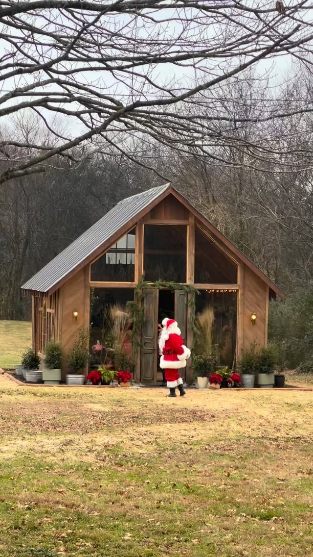 Everyone wave to Santa 👋🎅
@mariannemccallphotography
#franklintn @visitfranklintn #leipersforktn #leipersfork #santa #christmasseason #christmasphotoshoot #christmasphotos #christmasphotosession