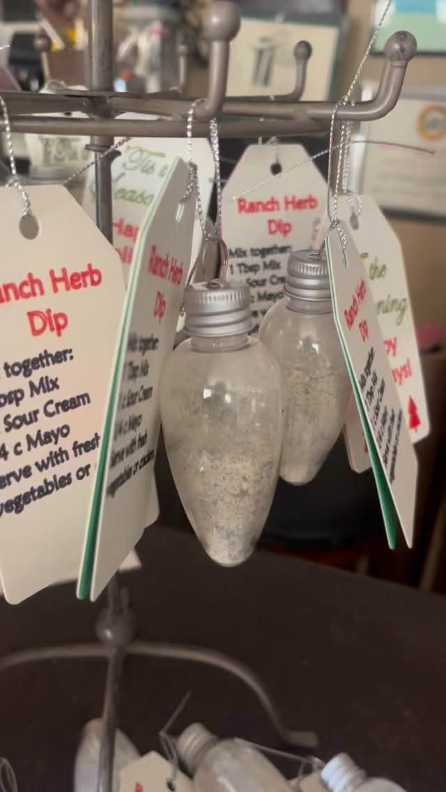 How cute are these host gifts? Ranch dip ornaments with a gift tag by @altamaysweets 🎄Tie to a bottle of wine or a gift bag.
To: someone amazing
From: someone almost as amazing